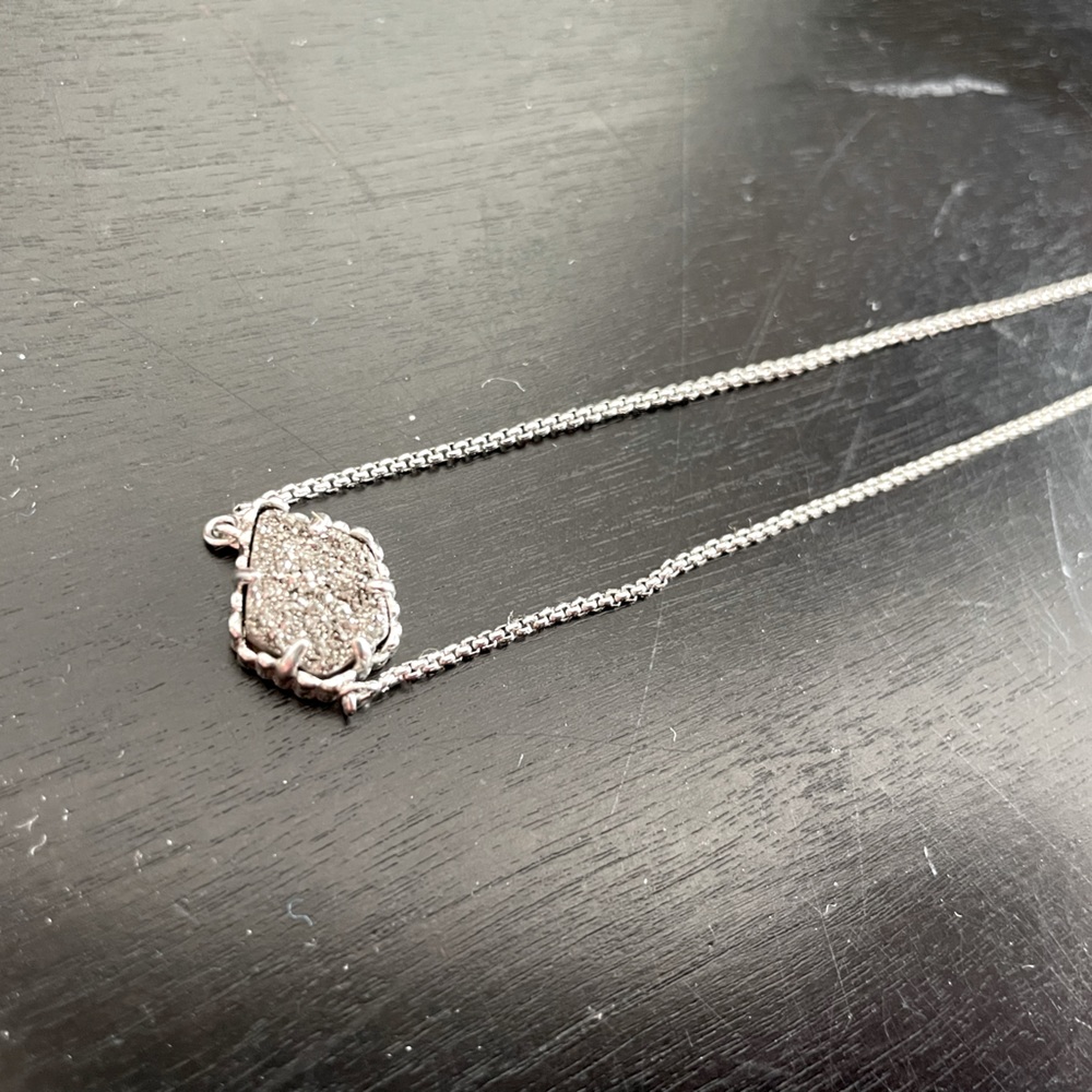 Kendra Scott Tess Silver Pendant Necklace in Silver Drusy